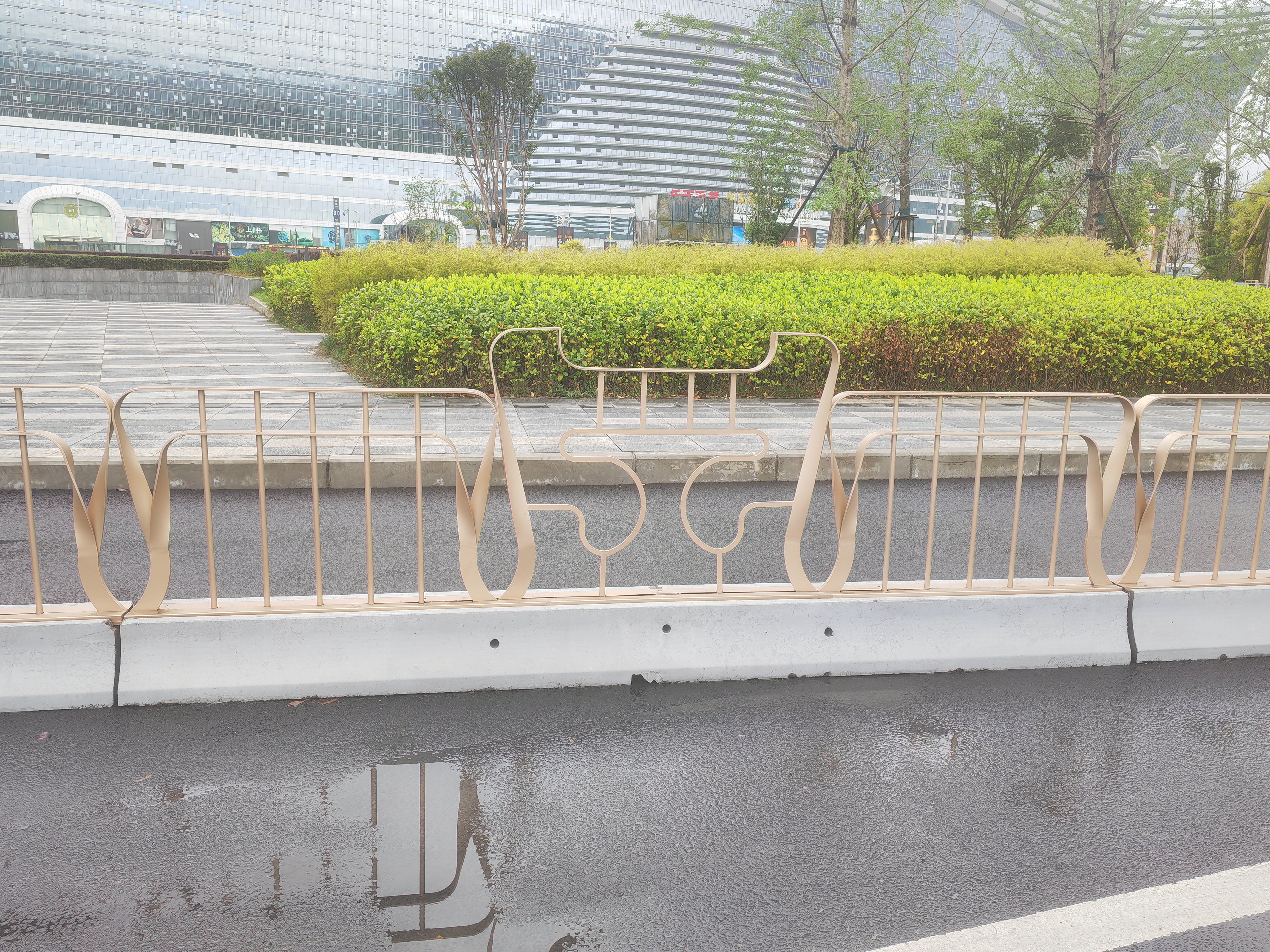 環(huán)球中心藝術(shù)護(hù)欄 
